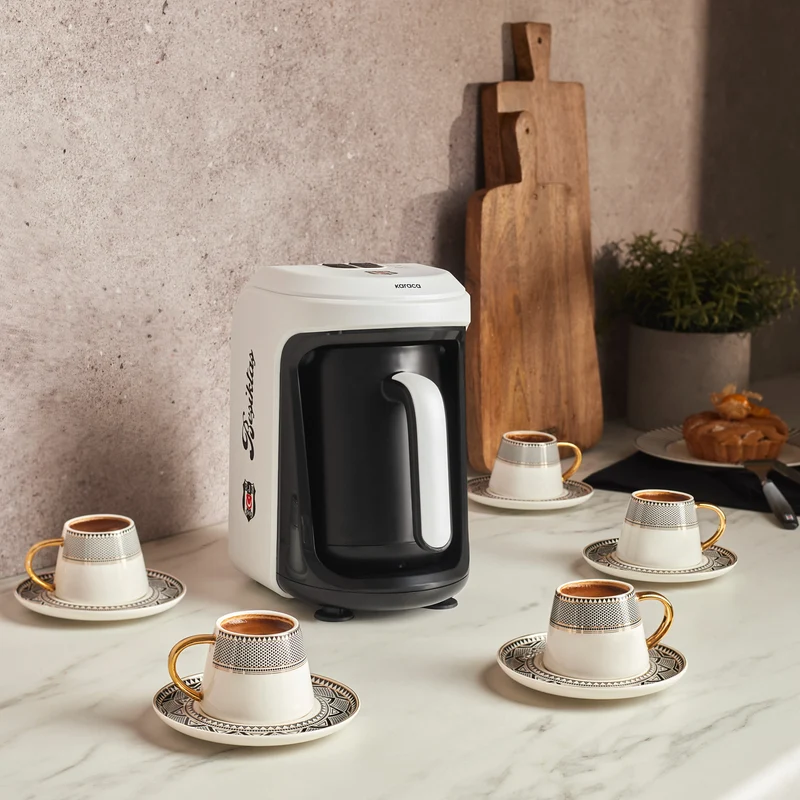 Karaca x Beşiktaş Lizenzierte Hatır Hüps Türkische Kaffeemaschine mit Milchfunktion und Vereinshymne