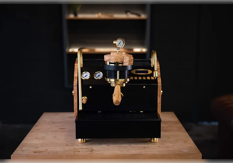 La Marzocco GS3 MP Custom – Schwarz Gold Olivenholz von RB Crafts & La Barista