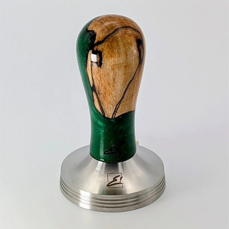 Epoxy Elegance Tamper #1 – Gestockte Buche & Smaragdgrün