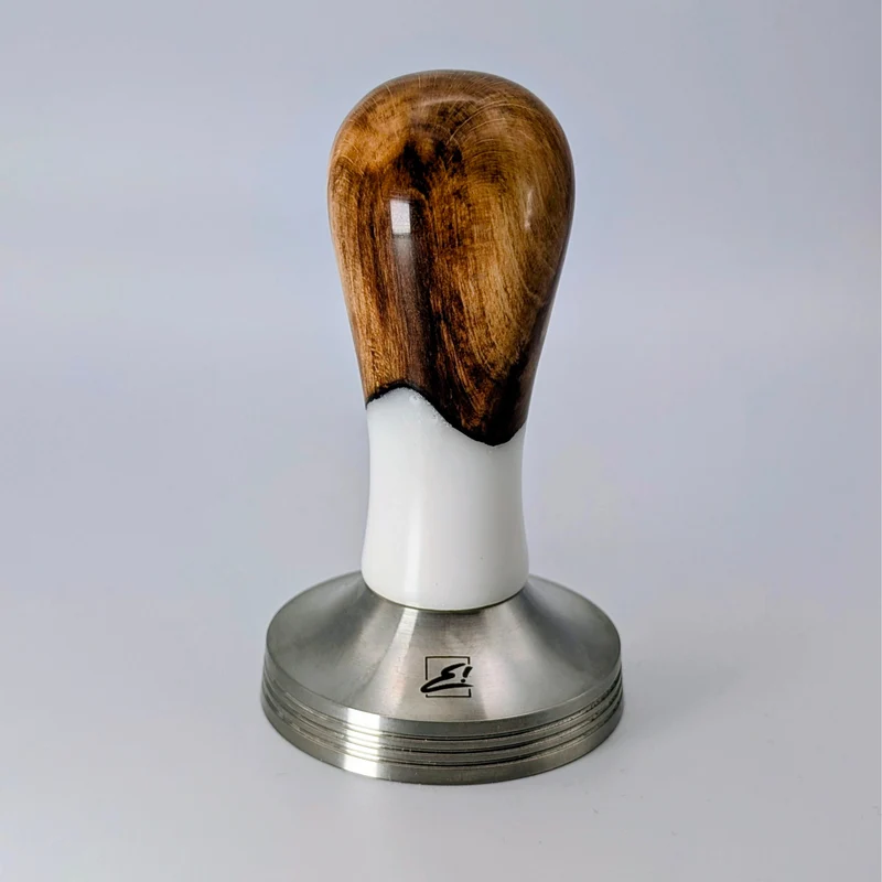 Epoxy Elegance Tamper #18 – Gestockte Buche & Milchglasweiß