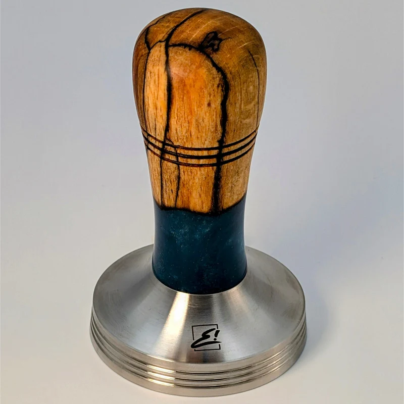 Epoxy Elegance Tamper #6 – Gestockte Buche & Tiefblau